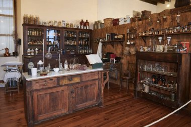 Eski bir eczane manzarası