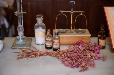 Eski eczane eşyalarının ayrıntıları