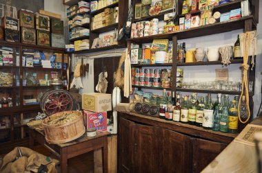 Çöpe atılmış yiyecek ve içeceklerle dolu eski bir bakkal manzarası