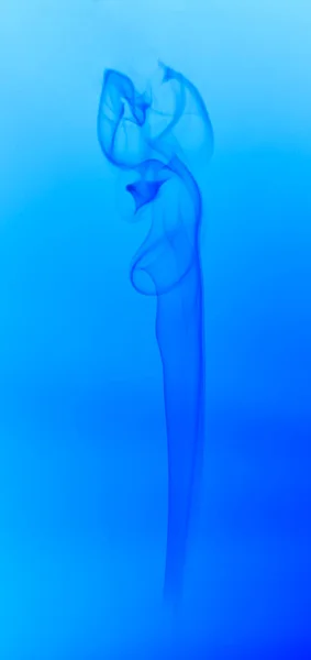 Mavi duman sütunu mavi bir arkaplanda yükseliyor. Soyut sıvı akışı, akıcılık, enerji ve hareket çağrıştırıyor