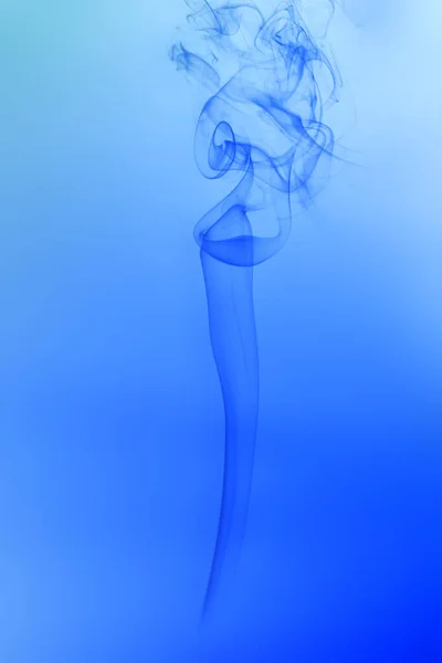 Mavi duman sütunu yükseliyor, hareketli bir gradyan arkaplan üzerinde dinamik ve soyut bir biçim yaratmak için kıvrılıyor.
