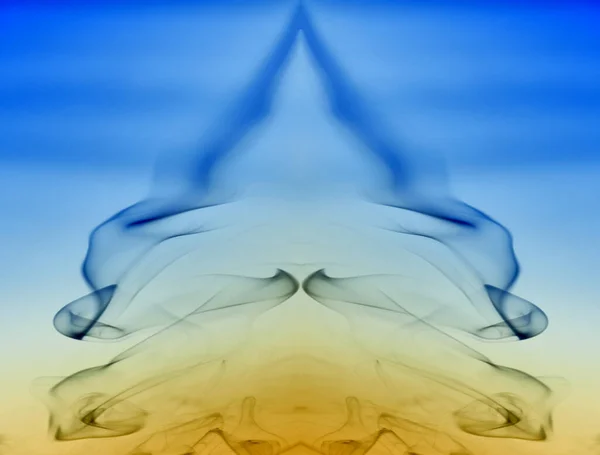 Yüzen ve dönen renkli duman, mavi ve sarı eğimli arkaplanda güzel bir sıvı soyut şekli yansıtıyor.