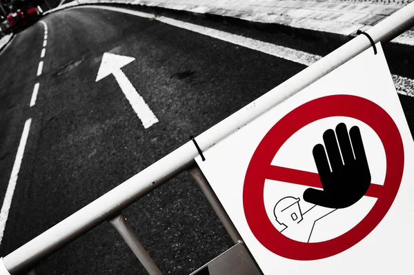 Dur, sokakta çalışıyor, izinsiz giriş yok.