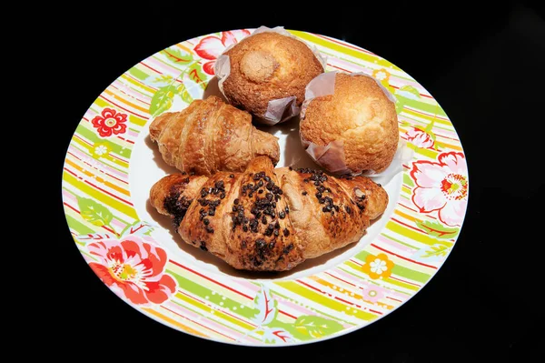 Kahvaltı için çikolatalı kruvasan ve kek.