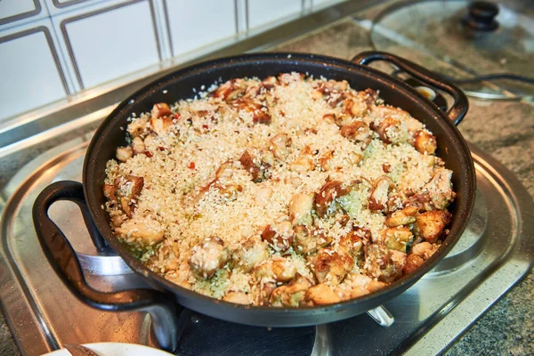 Paella hazırlığı.