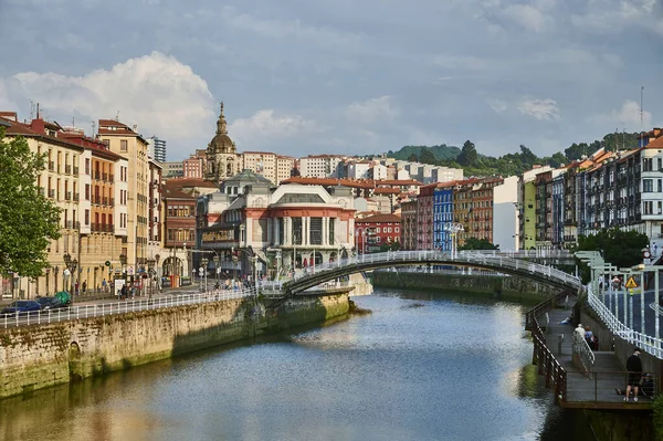Nervion Nehri ve La Ribera Köprüsü ve pazarı, Bilbao, Bizkaia, Bask Ülkesi, Euskadi, Euskal Herria, İspanya, Avrupa