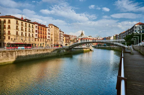 Nervion Nehri ve La Ribera Köprüsü ve pazarı, Bilbao, Bizkaia, Bask Ülkesi, Euskadi, Euskal Herria, İspanya, Avrupa