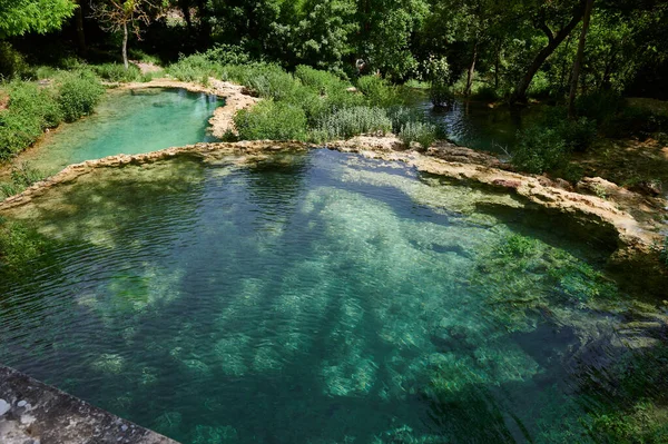 Orbaneja del Castillo, Burgos, İspanya ve Avrupa 'daki güzel temiz su havuzu