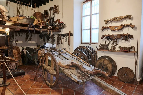 eski ahşap sepet ve ahşap antik tarım araçları