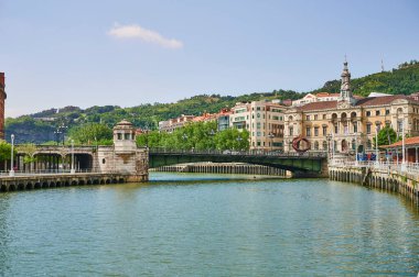 Nervion Nehri ve Puente del Ayuntamiento, Bilbao, Biscay, Bask Ülkesi, Euskadi, Euskal Herria, İspanya, Avrupa