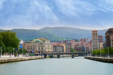 Nervion Nehri ve Arriaga Tiyatrosu, Bilbao, Biscay, Bask Ülkesi, Euskadi, İspanya, Avrupa