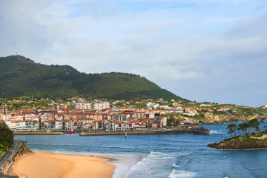 Lekeitio sahilindeki sahil ve arka plandaki kasaba, Bask Ülkesi, Euskadi, Euskal Herria, İspanya, Avrupa