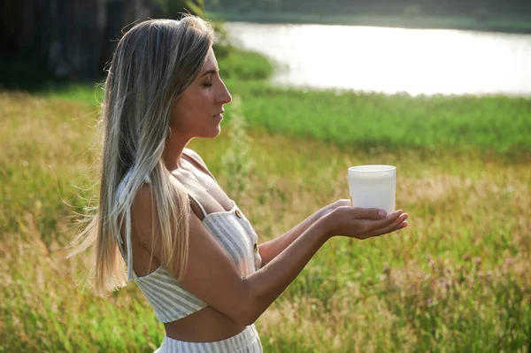 Sarışın kız şafakta meditasyon yapıyor.