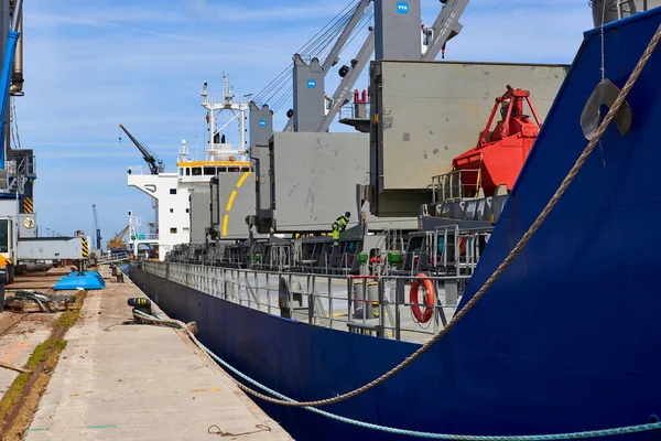 Gemi Bilbao Limanı, Biscay, Bask Ülkesi, Euskadi, İspanya, Avrupa 'da demirlemiş.,