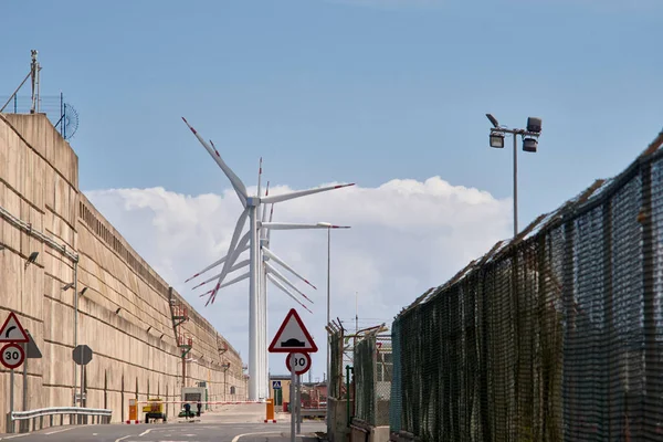 Bilbao Limanı, Biscay, Bask Ülkesi, Euskadi, İspanya, Avrupa 'da rüzgar türbinleri,