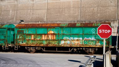 Dur işareti ve terk edilmiş tren vagonları.