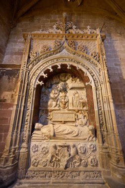 Cenaze şapelinde, 1539 'da ölen Burgos Katedrali' nin havarisi Pedro Carranza 'nın defin höyüğü, Felipe de Vigarny' nin Katedral de El Salvador 'un iç manzarası, Santo Domingo de la Calzada, L