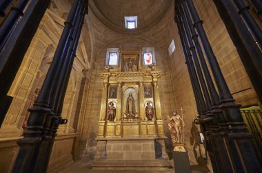 Santo Domingo de la Calzada 'daki El Salvador Katedrali' nin iç kilisesi. Fransız versiyonu olan La Rioja 'da bulunan ve kavrulduktan sonra söylediğim sözüm ona tavuk mucizesi ile ünlü Santiago' ya giden bir güzergah. Eur.