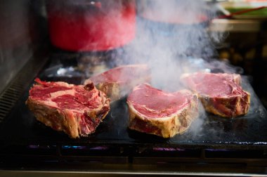 Izgarada kalın biftekler