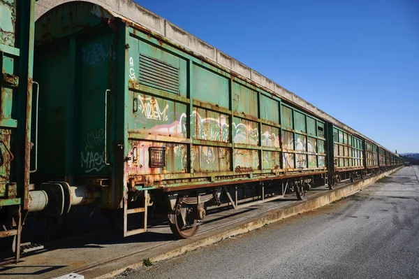 Terk edilmiş tren vagonlarının detayları.