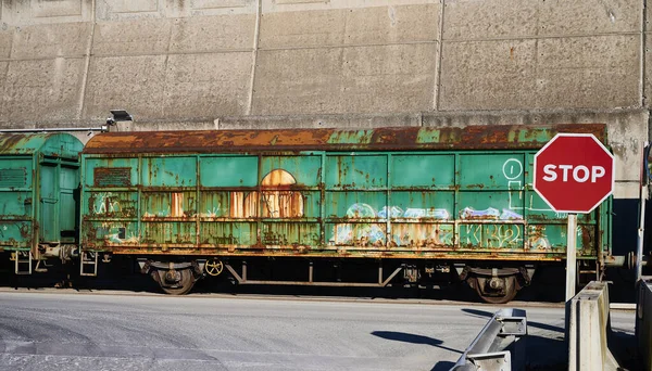 Dur işareti ve terk edilmiş tren vagonları.