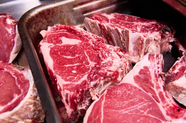 Biftek, pirzola, biftek, çiğ et tabağı hazır.