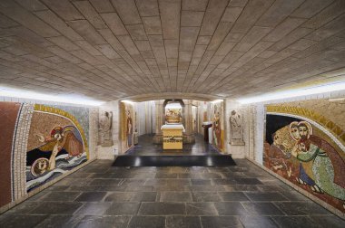 Santo Domingo de la Calzada 'nın mezarı 20. yüzyılın ortalarında inşa edilmiş ve 2019 yılında dünyaca ünlü Hıristiyan sanatçı Peder Marko Rupnik, Santo Domingo de la Calzada, La Rioja, İspanya, Avrupa tarafından dekore edilmiştir.