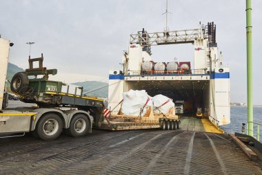 Malları Bilbao Limanı, Biscay, Bask Ülkesi, Euskadi, İspanya, Avrupa 'daki gemiden boşaltan kamyon.