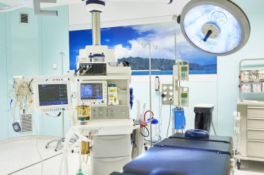 Hastane ameliyathane, ameliyat ışıkları ve monitörleri olabilir.