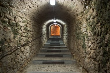 Ibiza, İspanya 'daki tünelde taş merdivenler.