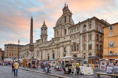 Piazza Navona İtalya 'nın Roma şehrinde halka açık bir alandır. Milattan sonra 1. yüzyılda inşa edilen Domitian Stadyumu 'nun üzerine inşa edilmiştir.,