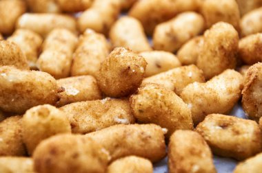 Ev yapımı kroket servis edişinin görüntüsü.