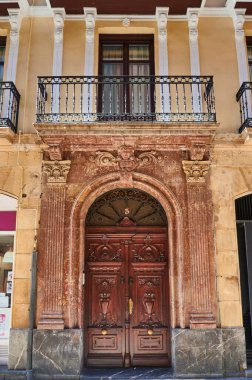 Eski kasaba Bilbao, Bizkaia, Bask Ülkesi, Euskadi, Euskal Herria, İspanya, Avrupa 'da lüks cephe ve ahşap kapı.