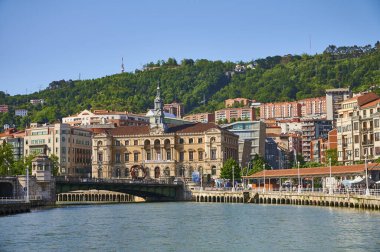 Paseo del Arenal ve Belediye Binası, Nervion Nehri, Bilbao, Biscay, Bask Ülkesi, Euskadi, Euskal Herria, İspanya, Avrupa