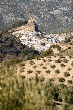 15. yüzyıl iglesia de la villa 'sı pis bir şatonun üzerine inşa edilmiş. Mağripli şato, Washington Irving Route, Montefrio, Granada ili, Endülüs, İspanya, Avrupa