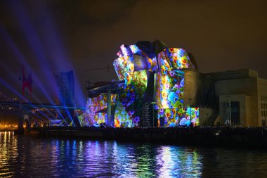 Yansımalar, Guggenheim Müzesi cephesinde Görkemli Işık