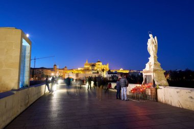 Aziz Raphael heykeli, Roma Köprüsü, Cordoba, Endülüs, İspanya, Avrupa
