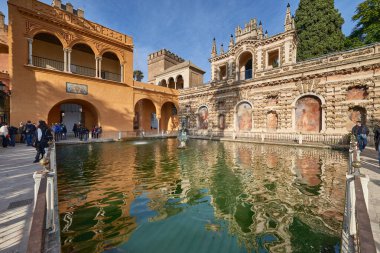 Kraliyet Sarayı 'nın çevresindeki turist Gerçek Alcazar Sevilla, Endülüs, İspanya, Avrupa.