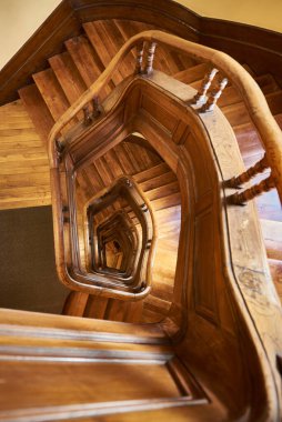 Yukarıdan tahta merdiven manzarası.