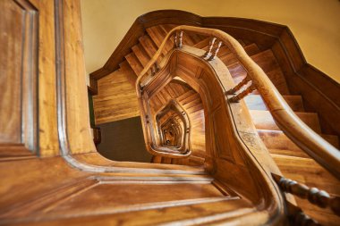 Yukarıdan tahta merdiven manzarası.