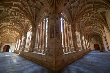 Convento de San Esteban, Salamanca, İspanya. Bir Dominik manastırı olan San Esteban Kongresi, 1524 yılında Kardinal Juan Alvarez de Toledo 'nun girişimiyle inşa edilmiştir. Plateresque stilinin mükemmel bir örneği olarak kabul edilir.