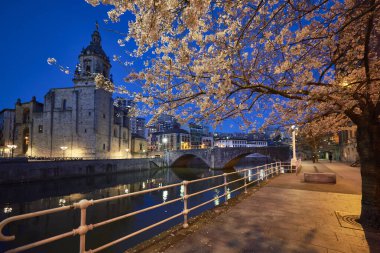 Nervion Nehri, San Anton Kilisesi ve San Anton Köprüsü, Bilbao, Bizkaia, Bask Ülkesi, Euskadi, Euskal Herria, İspanya, Avrupa.