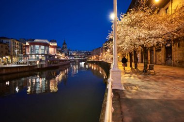 Akşamları Nervion Nehri ve Nehir Pazarı, Bilbao, Biscay, Bask Ülkesi, Euskadi, Euskal Herria, İspanya, Avrupa.