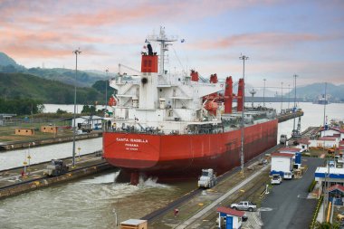 Miraflores Manzarası Panama Kanalı, Panama Şehri, Panama, Orta Amerika 'yı kilitliyor.