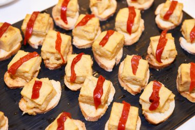 Kırmızı biberli İspanyol omleti..