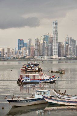 Mercado de Mariscos önünde balıkçı tekneleri ve arka planda Panama City gökdelenleri, Panama Cumhuriyeti, Orta Amerika.