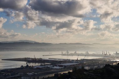 Şafak vakti Bilbao limanının manzarası