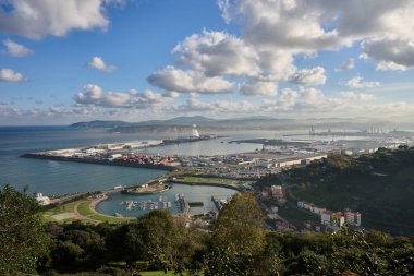 Şafak vakti Bilbao limanının manzarası