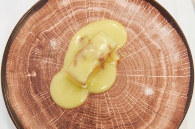 Bask ülkesinin tipik morina balığı yemeği taklit ahşap tabakta servis edilir.