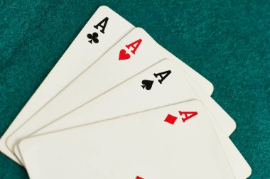 Siyah arkaplandaki asların pokeri